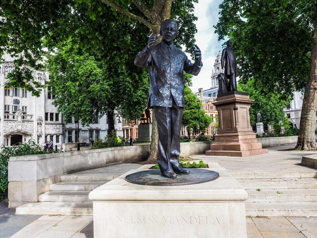 Imagem da estátua de Nelson Mandela em uma praça na cidade de Londres.
