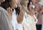 Grupo de pessoas de diferentes religiões lao a lado, rezando