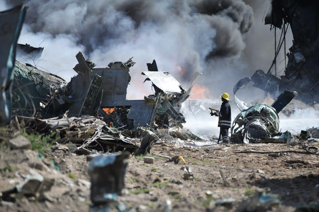 Imagem de um acidente com os bombeiros tentando apagar o fogo.