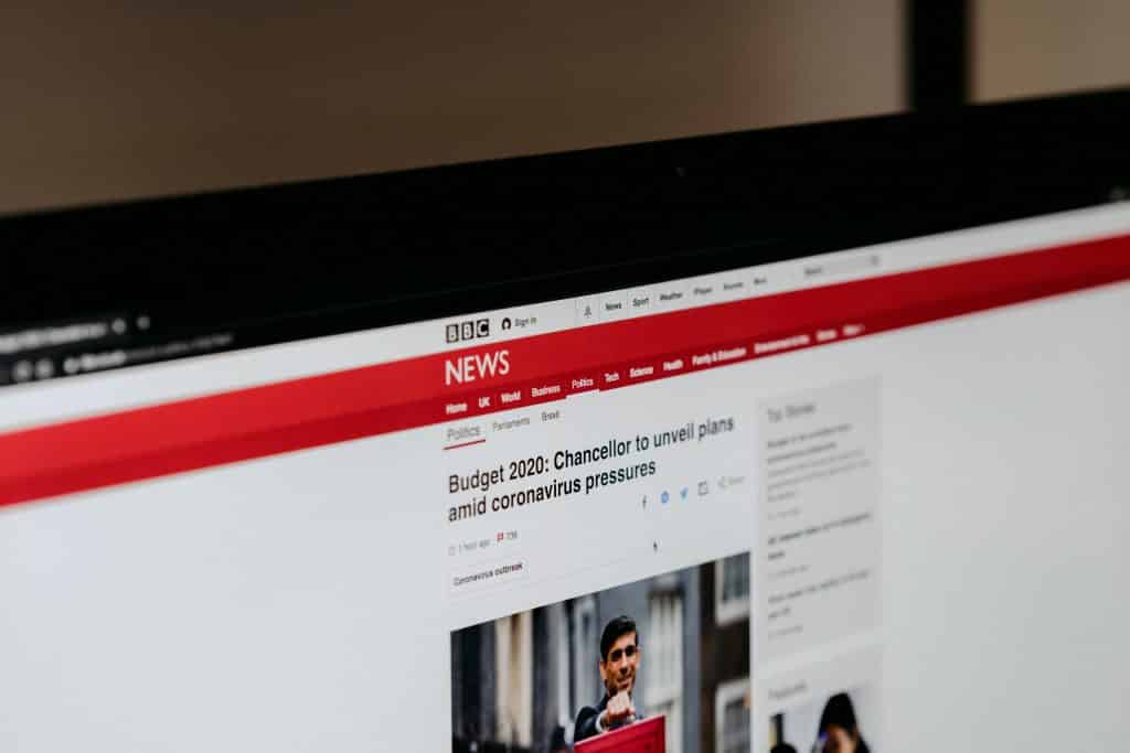 Tela de computador mostrando uma notícia do portal BBC que diz respeito à situação do novo coronavírus.