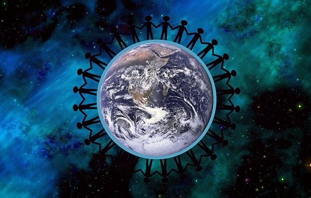 Imagem do planeta Terra, com desenhos de pessoas de mãos dadas ao seu redor.