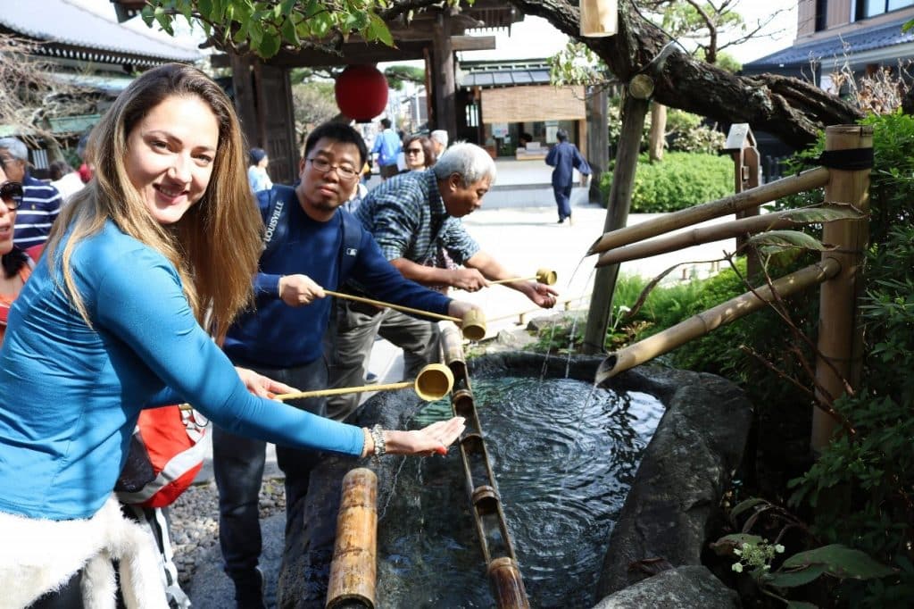 Pessoas em representação de ritual japonês