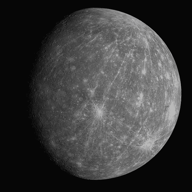 Imagem em preto e branco do planeta Mercúrio.
