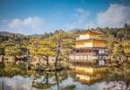 Templo Saiho-ji com um lago a sua frente e árvores em sua volta