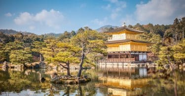 Templo Saiho-ji com um lago a sua frente e árvores em sua volta