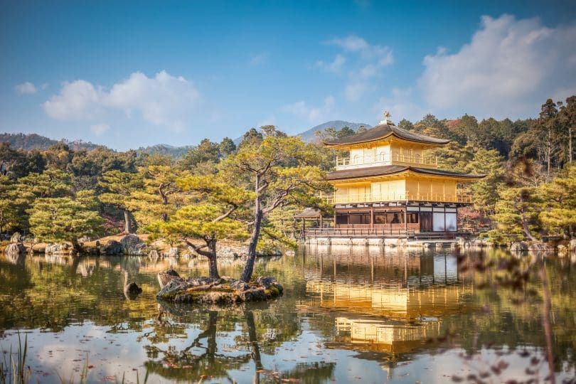 Templo Saiho-ji com um lago a sua frente e árvores em sua volta