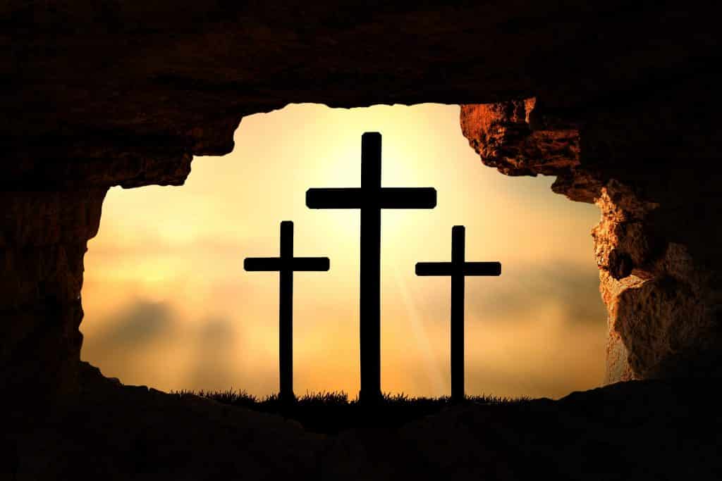 Imagem de três cruzes, referindo-se à ressureição de Jesus Cristo.