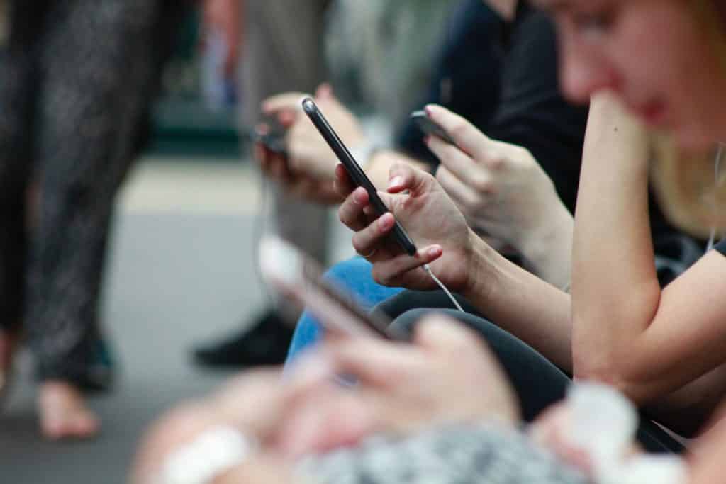 Pessoas usando celular