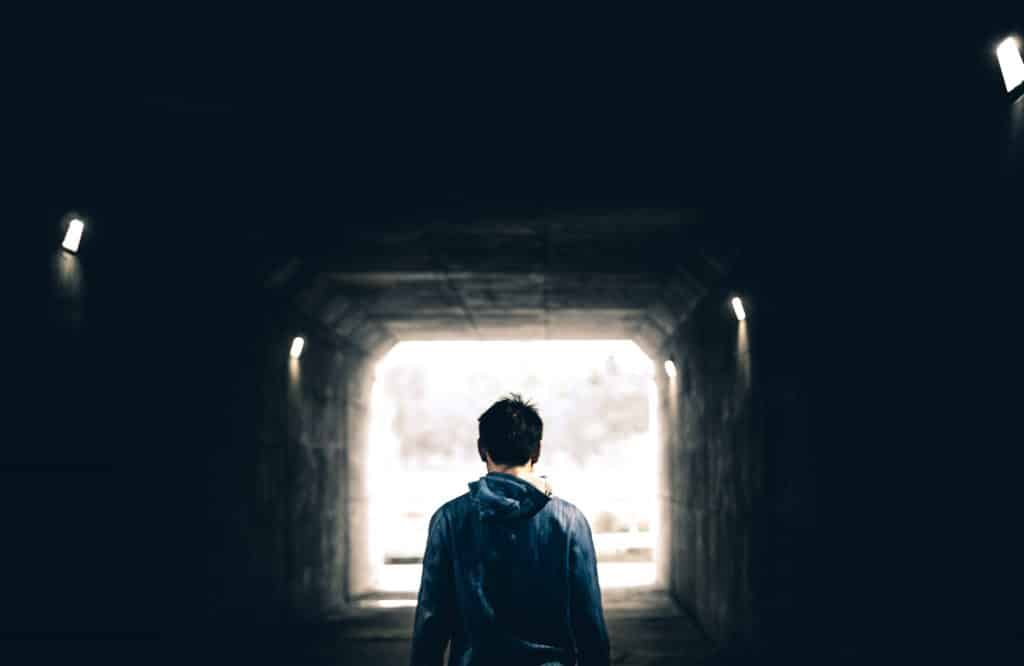 Homem andando por um túnel