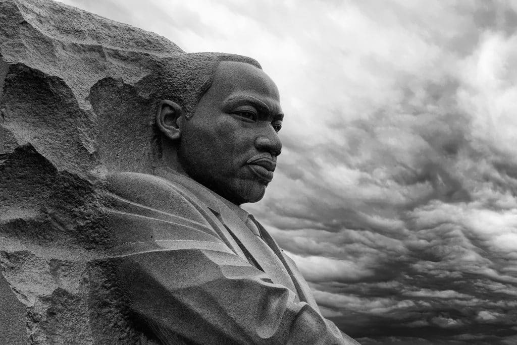 Imagem de uma estátua de Martin Luther King. A estátua foi feita em memória do ativista e está disponível em Washington.