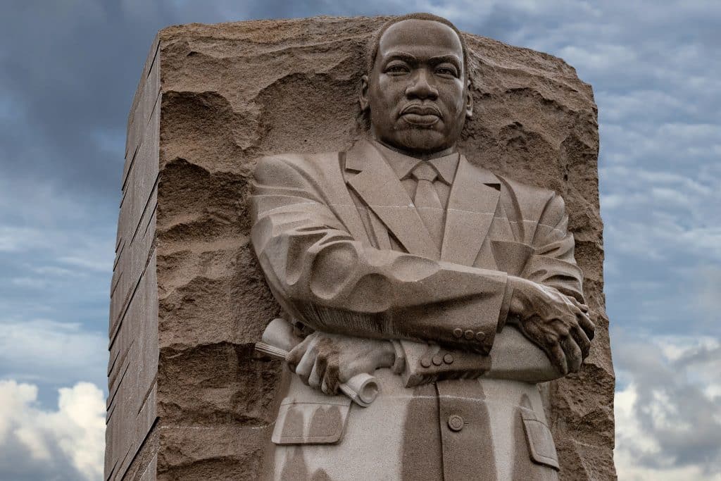 Imagem da estátua de corpo inteiro de Martin Luther King.