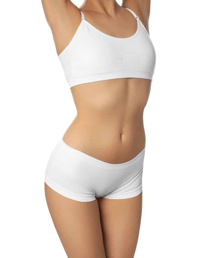 Imagem do corpo de uma mulher. Ela usa um top e uma calcinha longa na cor branca. O destaque está na barriga / útero da mulher.