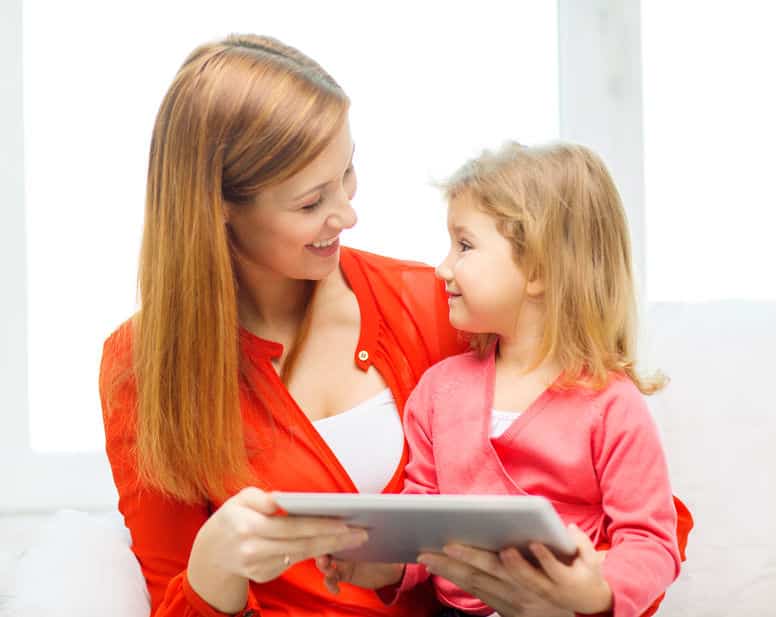 Mãe e filha segurando tablet