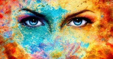 Par de olhos azuis humanos, mesclados em um fundo com pontos de cores diferentes espalhadas.