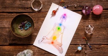 Chakras sendo ilustrado em um papel em cima de uma mesa