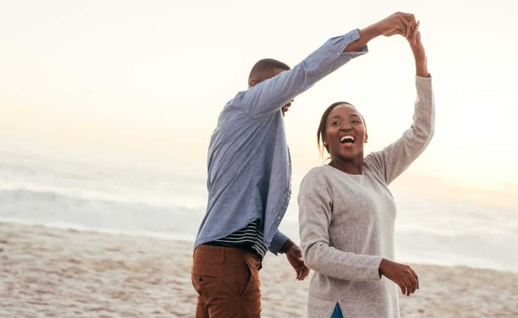 Casal dançando na areia dapraia