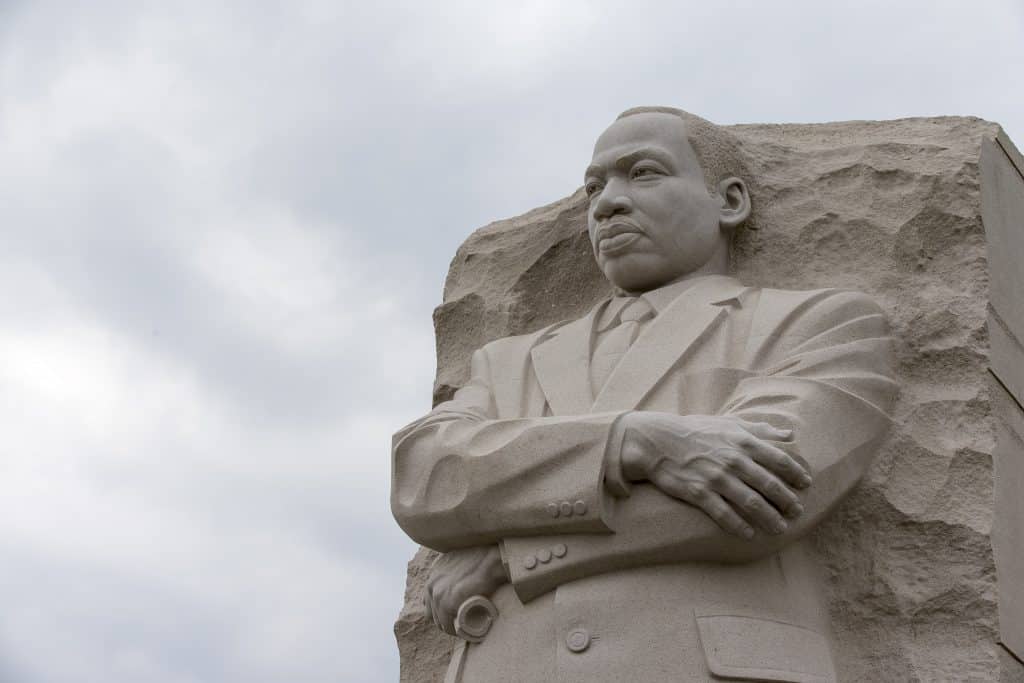 Imagem da estátua de Martin Luther King.