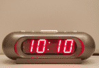 Relógio digital com o horário 10:10