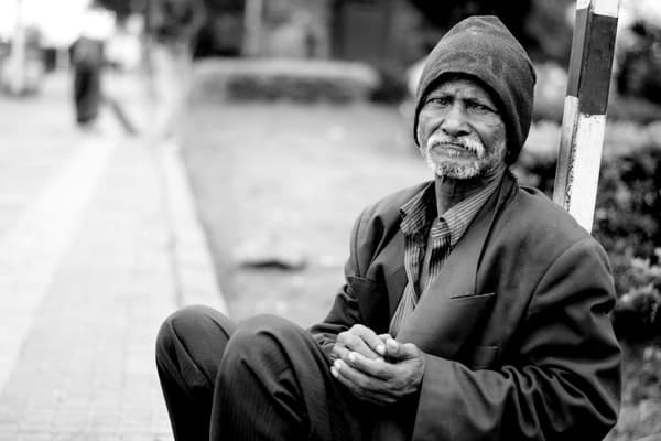 Morador de rua em foto preta e branca 