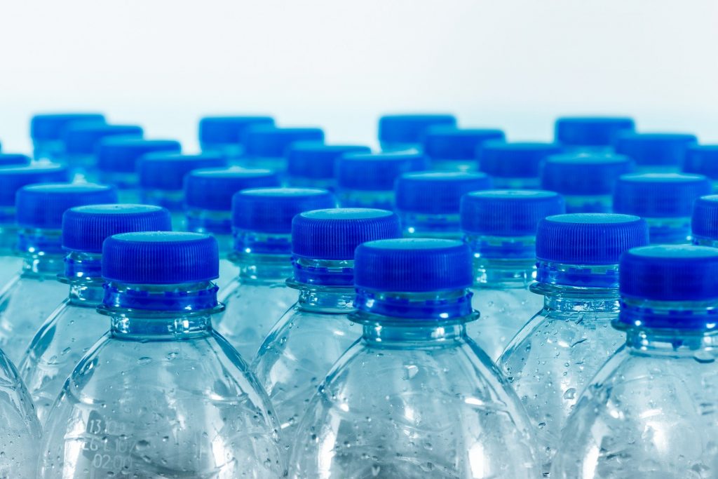 Imagem de várias garrafas plásticas contendo água para beber.