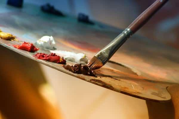 Pincel em paleta de tinta a óleo