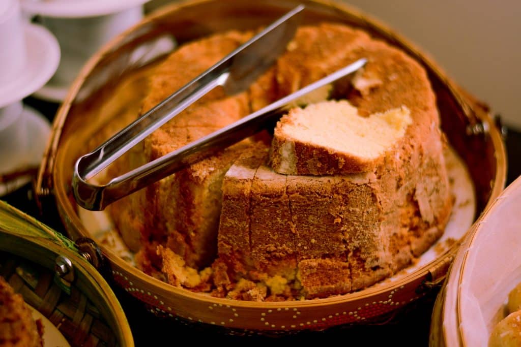 Imagem de um lindo e saboroso bolo de coco assado e pronto para ser degustado.
