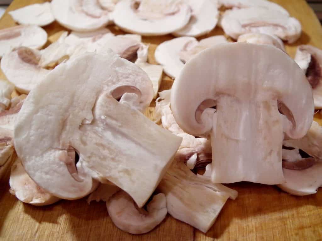 Imagem de vários cogumelos fatiados mostrando a relação dele com a orelha humana.
