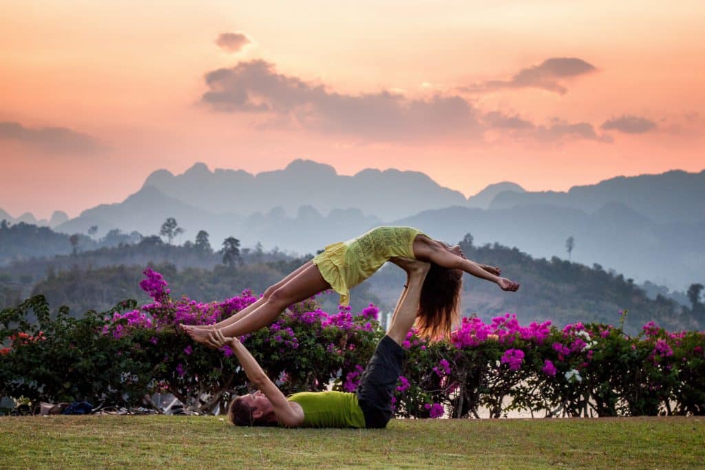 Casal fazendo yoga juntos.