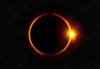 Imagem do eclipse solar e ao fundo céu escuro repleto de estrelas.