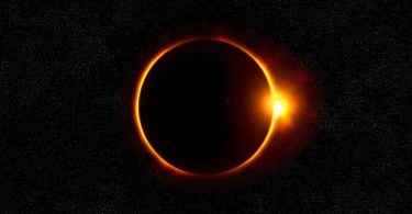 Imagem do eclipse solar e ao fundo céu escuro repleto de estrelas.