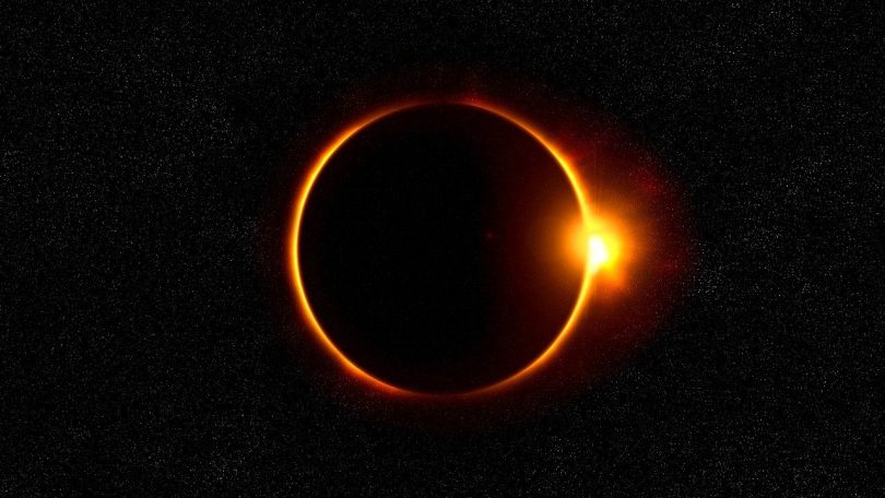 Imagem do eclipse solar e ao fundo céu escuro repleto de estrelas.