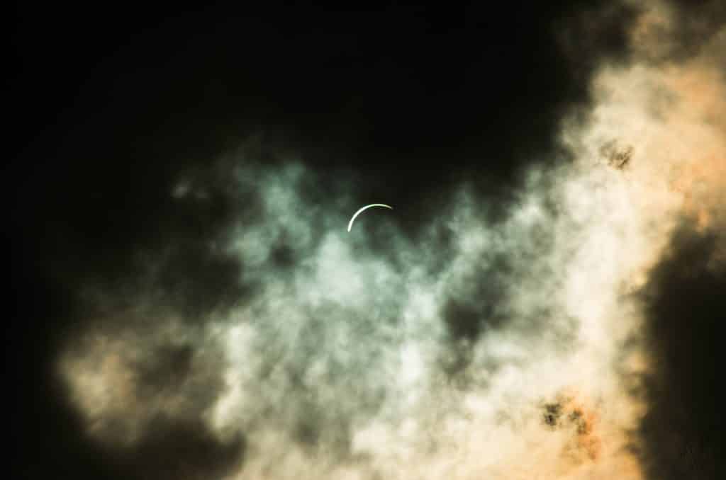 Imagem do Eclipse Solar entre as nuvens.
