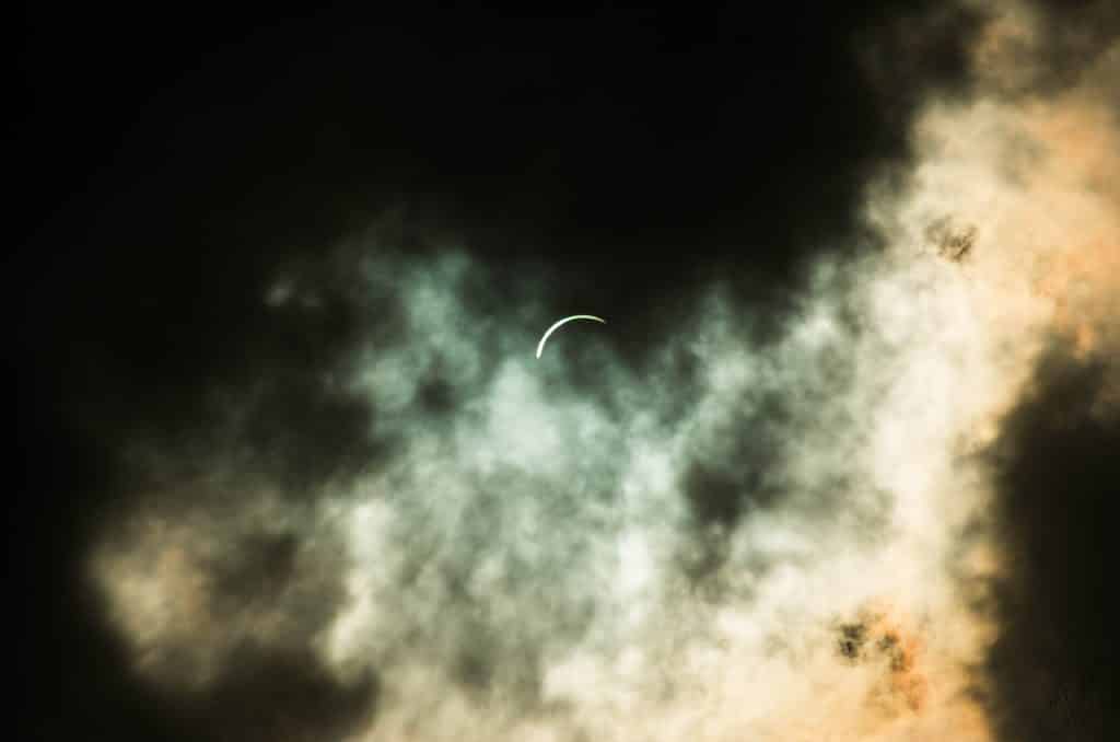 Imagem do Eclipse Solar entre as nuvens.