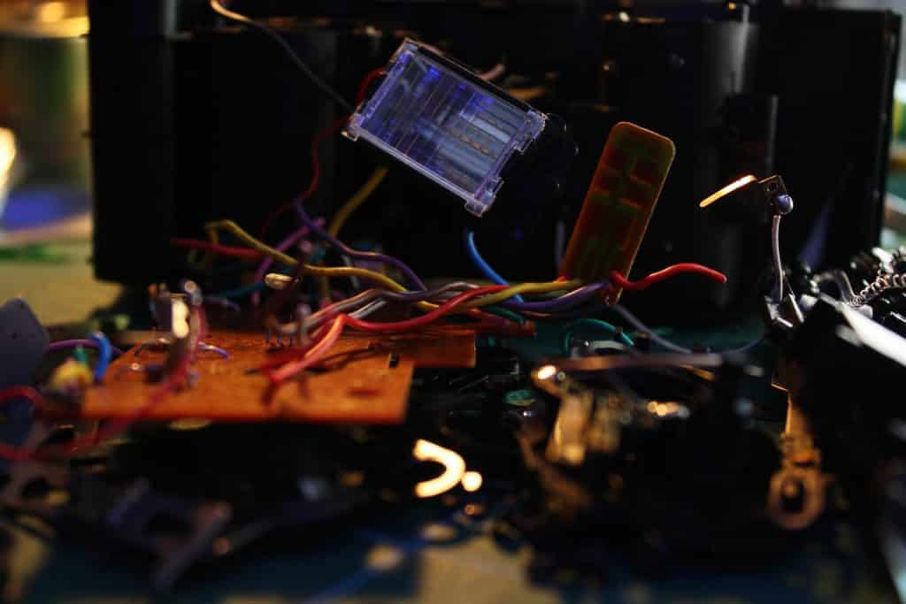 Imagem de diversos materiais eletrônicos prontos para ser reciclados.