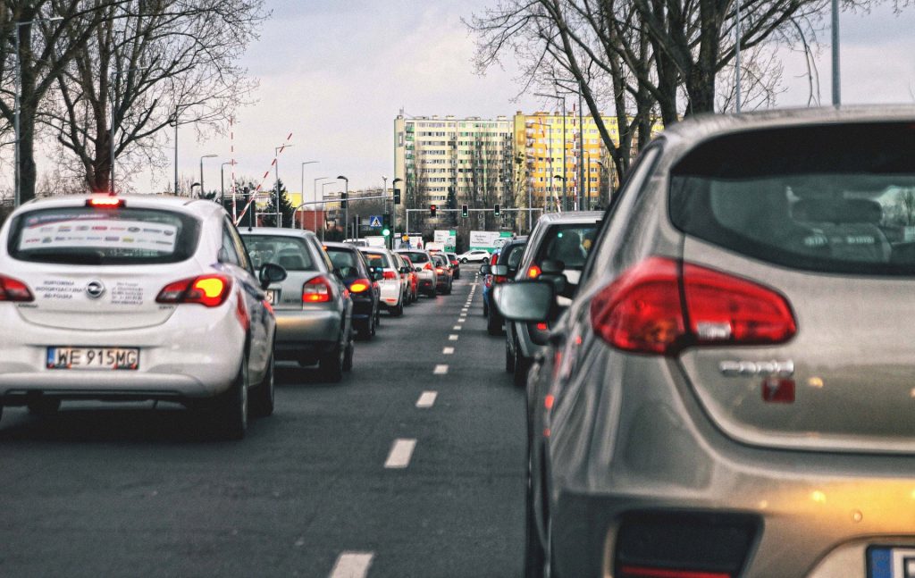 Imagem de um trânsito de carros em uma cidade europeia.