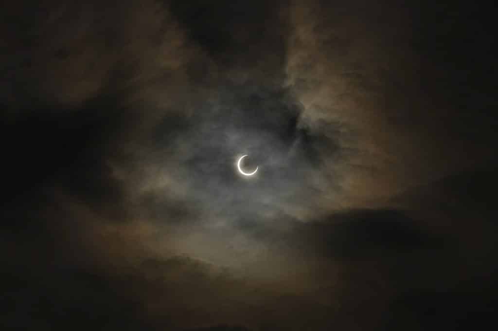Imagem doo Eclipse Solar Total entre as nuvens.

