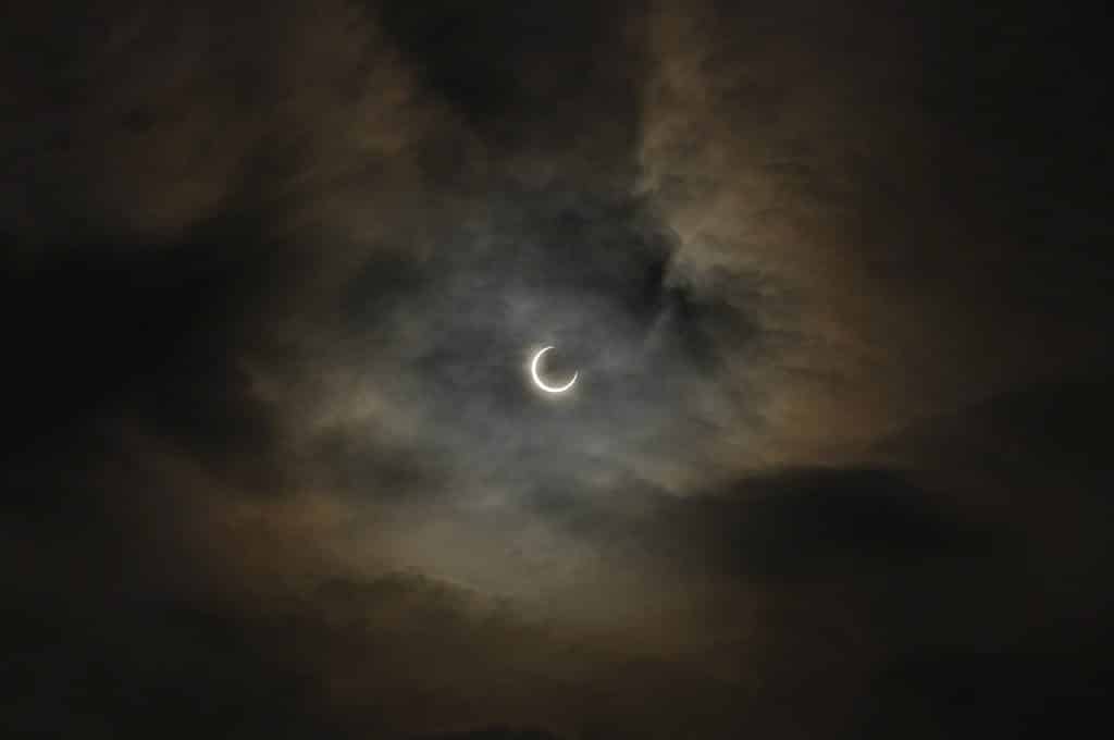 Imagem doo Eclipse Solar Total entre as nuvens.