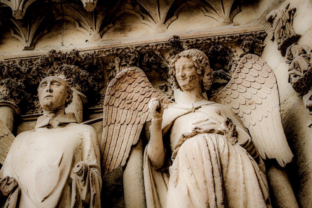 Imagem do anjo na catedral de Notre Dame.