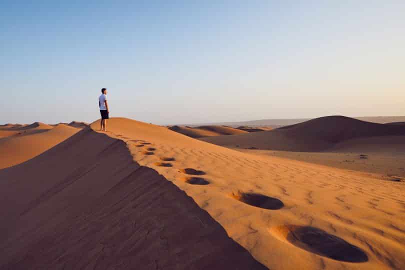 Homem sozinho em um deserto durante o dia