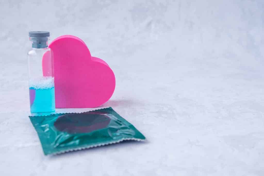Imagem composta por ingredientes para proporcionar o prazer como: Elixir do amor, poção mágica e uma ampola com líquido azul - resultado de uma nova ciência para o desejo sexual.