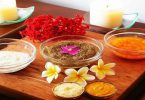 Mesa com velas e especiarias típicas da Ayurveda