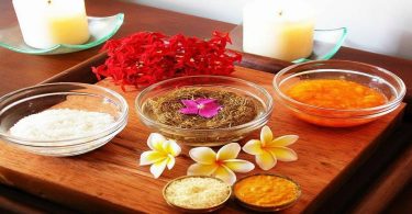 Mesa com velas e especiarias típicas da Ayurveda