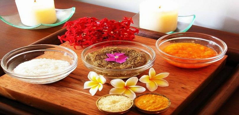 Mesa com velas e especiarias típicas da Ayurveda