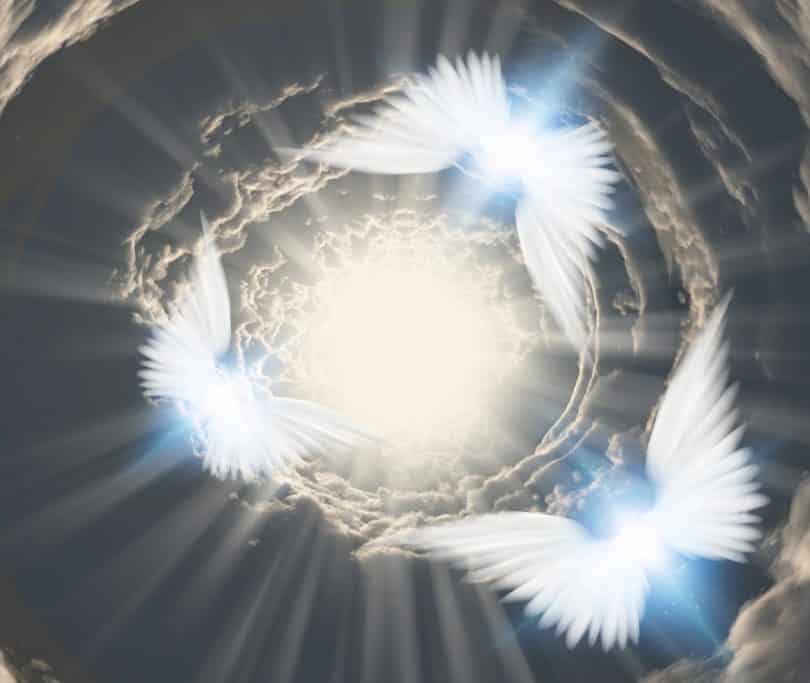 Imagem de vários anjos sobrevoando a luz solar.