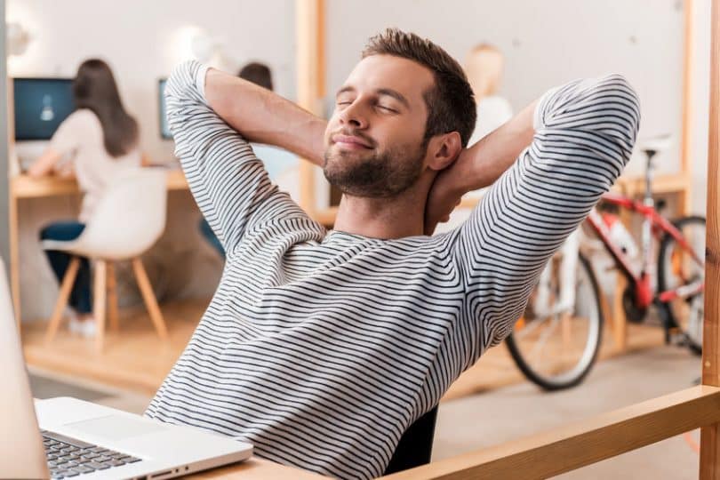 Homem em frente ao computador relaxando