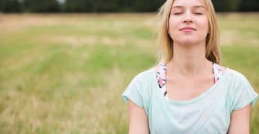 Mulher de olhos fechados meditando