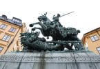 Estátua gigante de São Jorge em um cavalo, segurando sua espada, com um dragão morto embaixo.