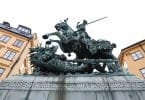 Estátua gigante de São Jorge em um cavalo, segurando sua espada, com um dragão morto embaixo.