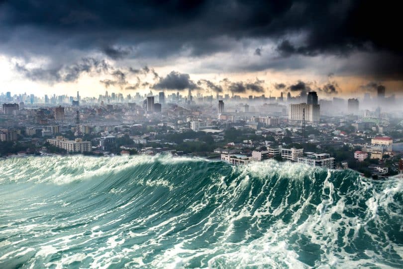 Cidade coberta por nuvens de fumaça sendo invadida pelo mar.