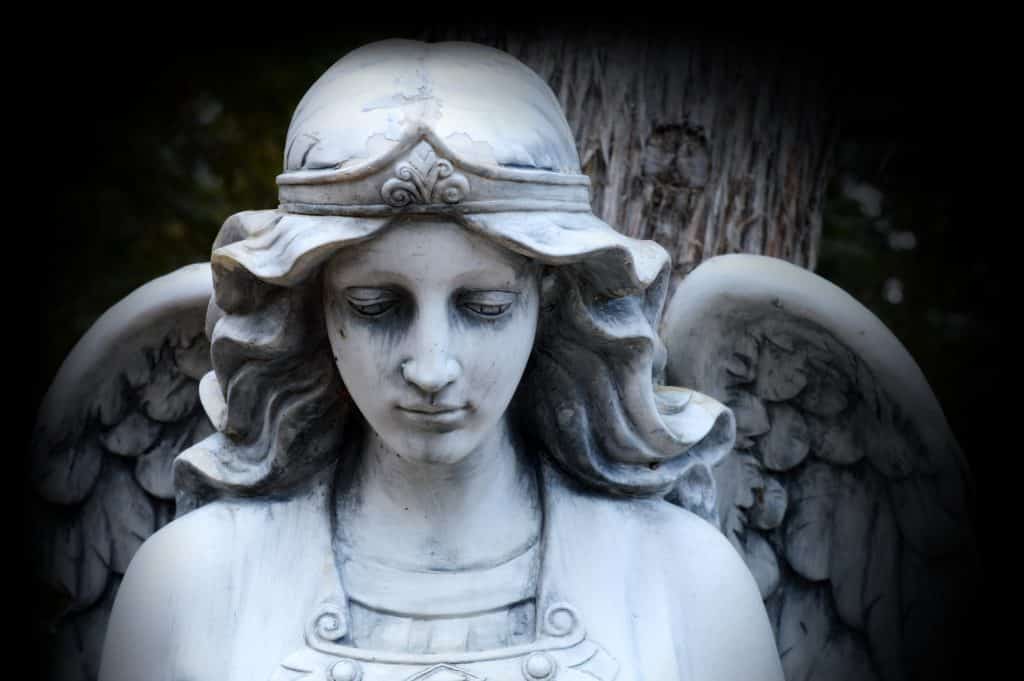Imagem de uma linda estátua do anjo.